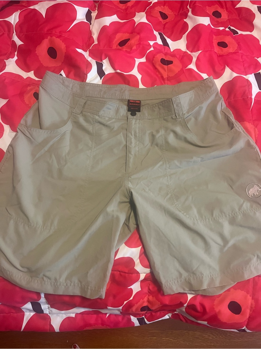 Mammut tan hiking  Outdoor Shorts with Red Logo Patch - Picture 3 of 6